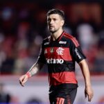 Arrascaeta mira o...