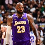 LeBron James ofuscado...