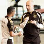 Flamengo relaciona elenco...