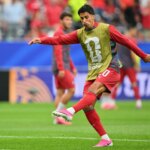 João Cancelo defende...