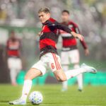 Flamengo goleia Chapecoense;...