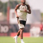 Lorran, ex-Flamengo, assina...