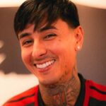 Flamengo oficializa renovação...
