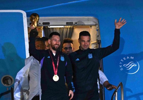 Lionel Messi e Lionel Scaloni após o título da Copa do Mundo de 2022 - Luis Robayo/EFE