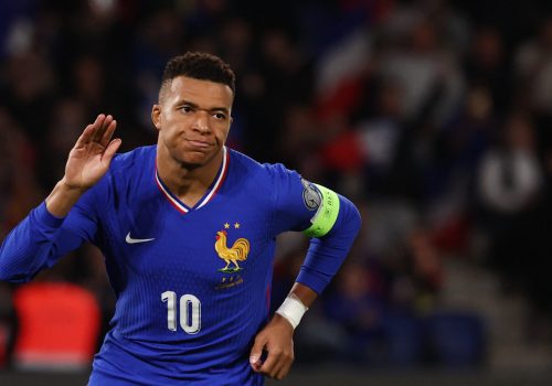 Mbappé comemora um dos gols da vitória que garantiu a França no próximo Mundial – Franck Fi...