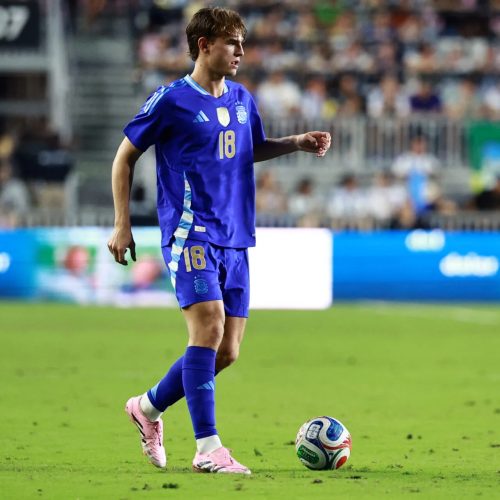 Nico Paz em ação pela seleção argentina – Carmen Mandato/Getty Images/AFP