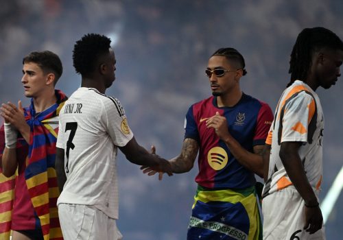 Raphinha recebe cumprimentos de Vini Jr. após título do Barça – EFE/EPA/STR