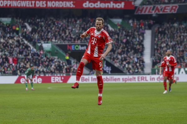 Harry Kane comemora mais um gol com a camisa do Bayern de Munique – EFE/EPA/CHRISTOPHER NEUNDORF