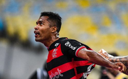 108690369-rio-de-janeiro-rj-02-10-2024-flamengo-x-corinthians-alex-sandro-durante-flamengo-x-cor.jpg