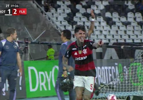 O Flamengo comemorou a vitória sobre o Botafogo por 2 a 1, que garantiu a classificação para a...