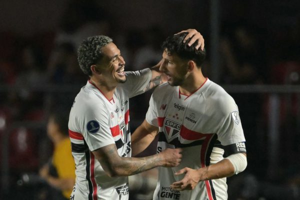 Luciano e Calleri comemoram gol do São Paulo – Divulgação / Conmebol