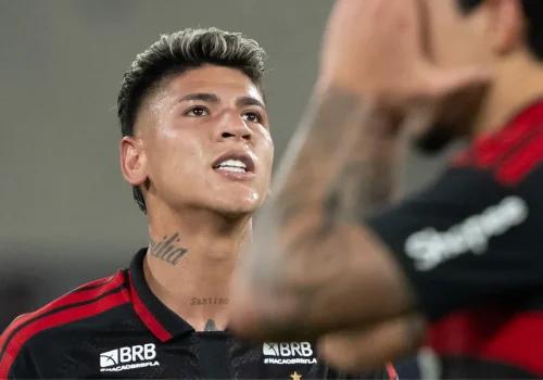 O Flamengo foi derrotado pelo Palmeiras por 3 a 0 no Maracanã, pela 17ª rodada do Brasileirão,...