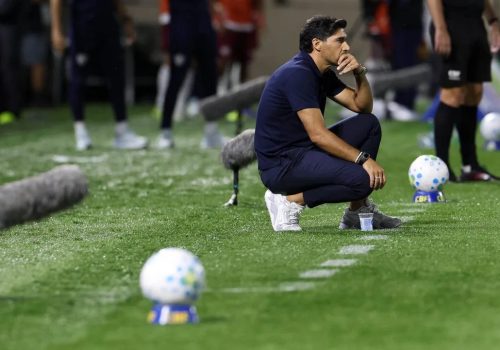 Abel Ferreira ao lado do sistema de reposição de bolas do Brasileirão – Cesar Grecco/Divulga...