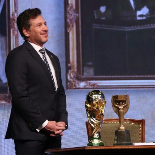 Dominguez celebra retorno da Copa do Mundo à América do Sul em 2030 – Nina Osorio/EFE via Con...