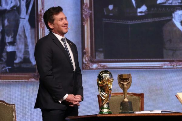 Dominguez celebra retorno da Copa do Mundo à América do Sul em 2030 – Nina Osorio/EFE via Con...