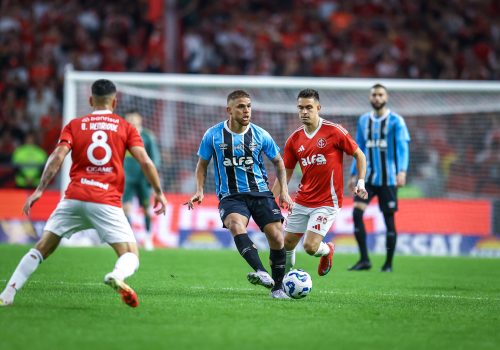 Grêmio vence o Inter em GreNal 448 no Beira-Rio; na época em que os dois clubes eram patrocinad...