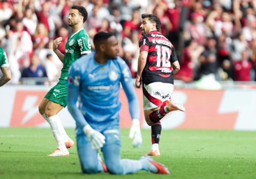 O meia do Flamengo, De Arrascaeta, sofreu uma tentativa de assalto ao deixar o Maracanã após a ...