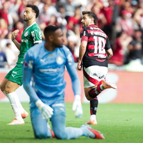 O meia do Flamengo, De Arrascaeta, sofreu uma tentativa de assalto ao deixar o Maracanã após a ...