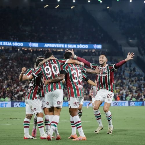 Jogadores do Fluminense comemoram gol da vitória de Lucho Acosta sobre o Botafogo – MARCELO GO...