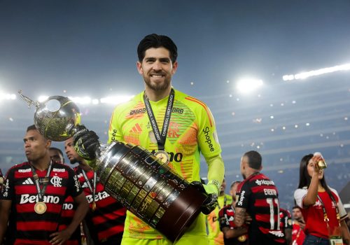 Em Lima, Rossi mostra orgulhoso a taça da Libertadores vencida contra o Palmeiras – Gilvan de ...