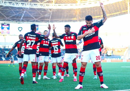 Flamengo vence Botafogo por 2 a 1 e avança à semifinal do Carioca