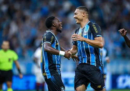 Amuzu e Carlos Vinícius no triunfo sobre o Vitória – LUCAS UEBEL/GREMIO FBPA