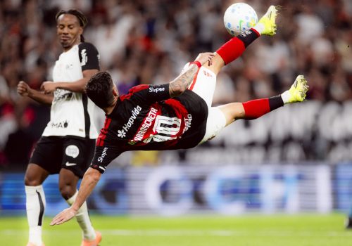 Voleio de Arrascaeta, do Flamengo, parou em grande defesa de Hugo Souza, do Corinthians – Adria...