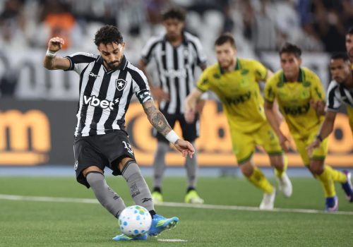 Alex Telles cobra pênalti em jogo entre Botafogo e Mirassol – Vitor Silva/Botafogo.