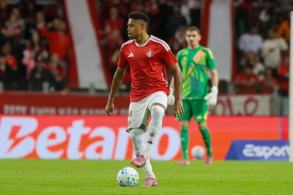 Victor Gabriel com a camisa do Inter – Ricardo Duarte/Internacional