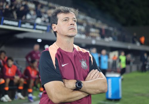 Fernando Diniz, treinador do Corinthians, em jogo pela Libertadores, contra o Platense – EFE/ J...