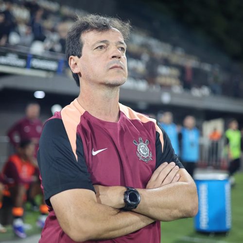 Fernando Diniz, treinador do Corinthians, em jogo pela Libertadores, contra o Platense – EFE/ J...