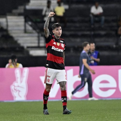 O Flamengo enfrenta uma situação delicada em relação à permanência do volante Erick Pulgar....