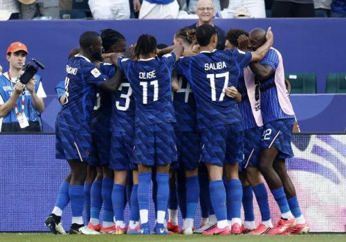 Jogadores da França comemoram gol contra o Paraguai nas oitavas de final da Copa – EFE/EPA/WIL...