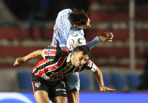 Santiago Echeverría, do Bolívar disputa com Jonathan Calleri, do São Paulo em La Paz (EFE/ Lui...