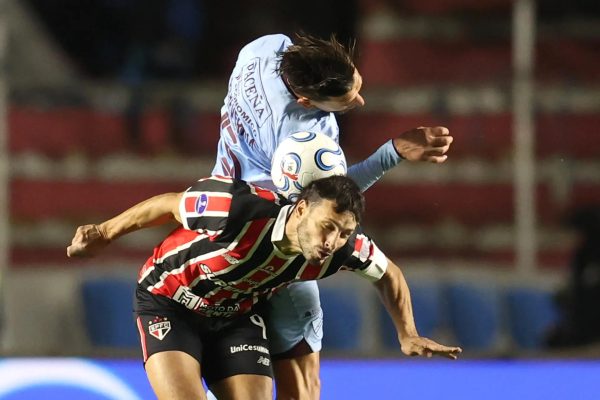 Santiago Echeverría, do Bolívar disputa com Jonathan Calleri, do São Paulo em La Paz (EFE/ Lui...