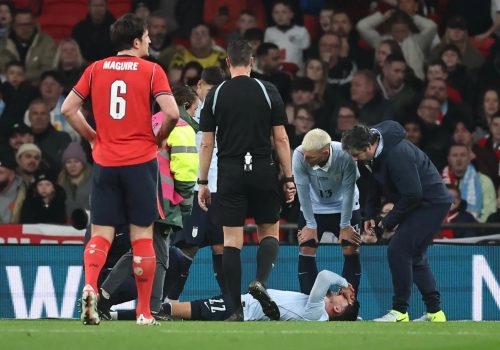 Joaquin Piquerez deixou o gramado de Wembley lesionado em Inglaterra 1 x 1 Uruguai – FE/EPA/NEI...