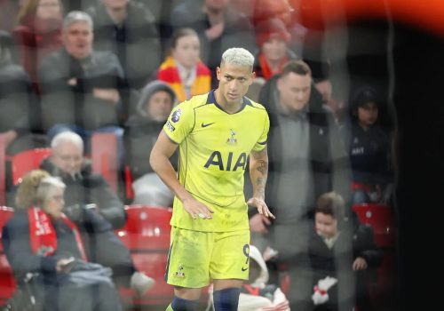 Richarlison comemora o gol de empate do Tottenham em Anfield – EFE/EPA/ADAM VAUGHAN E