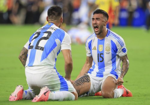 Miami (United States), 15/07/2024.- Argentina’s Nicolas Gonzalez (R) and scorer Lautaro Martine...