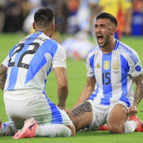 Miami (United States), 15/07/2024.- Argentina’s Nicolas Gonzalez (R) and scorer Lautaro Martine...