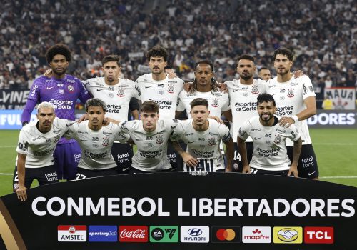 Jogadores do Corinthians na partida contra o Rosario Central pela Libertadores (EFE/ Sebastiao Mo...
