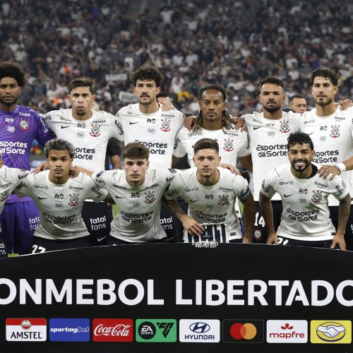 Jogadores do Corinthians na partida contra o Rosario Central pela Libertadores (EFE/ Sebastiao Mo...