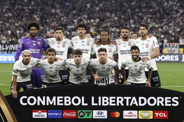 Jogadores do Corinthians na partida contra o Rosario Central pela Libertadores (EFE/ Sebastiao Mo...