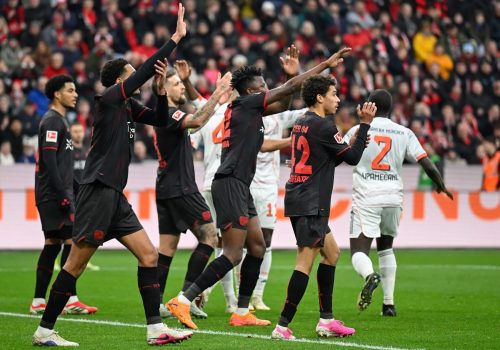 Leverkusen festeja gol da vitória contra o Bayern de Munique – INA FASSBENDER / AFP