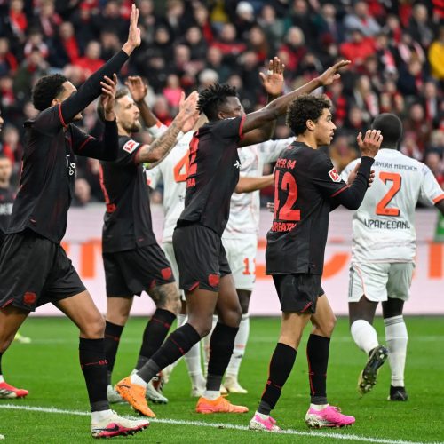 Leverkusen festeja gol da vitória contra o Bayern de Munique – INA FASSBENDER / AFP