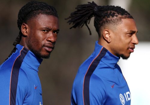 Olise, à direita, em treino pela seleção da França – FRANCK FIFE / AFP