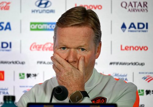 Ex-zagueiro Ronald Koeman preferiu não confirmar a equipe que enfrentará a Suécia – Ronaldo ...
