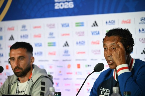 Pico Lopes e o treinador Bubista – RONALDO SCHEMIDT / AFP