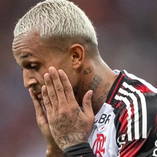 Wesley, lateral-direito ex-jogador do Flamengo e atualmente na Roma, foi substituído no primeiro...
