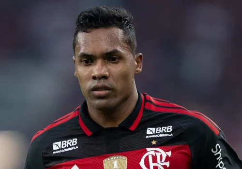 O Flamengo renovou o contrato de Alex Sandro até o fim de 2027, conforme apurado por Venê Casag...