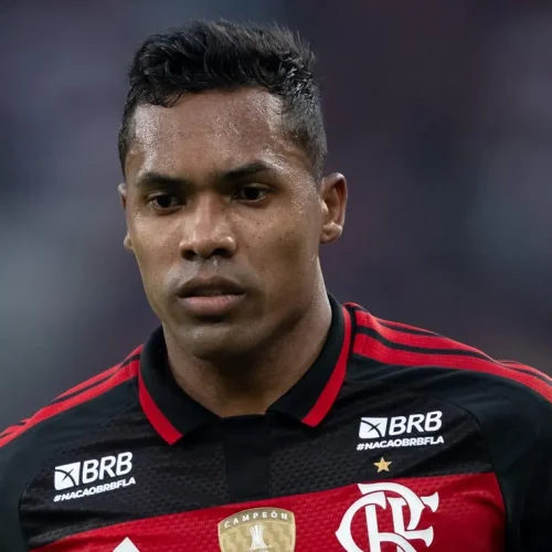 O Flamengo renovou o contrato de Alex Sandro até o fim de 2027, conforme apurado por Venê Casag...